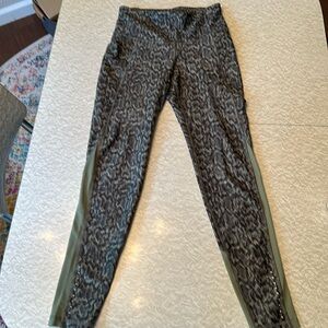 Old Navy Powersoft Leggings with mesh panels and pockets! Size Medium.